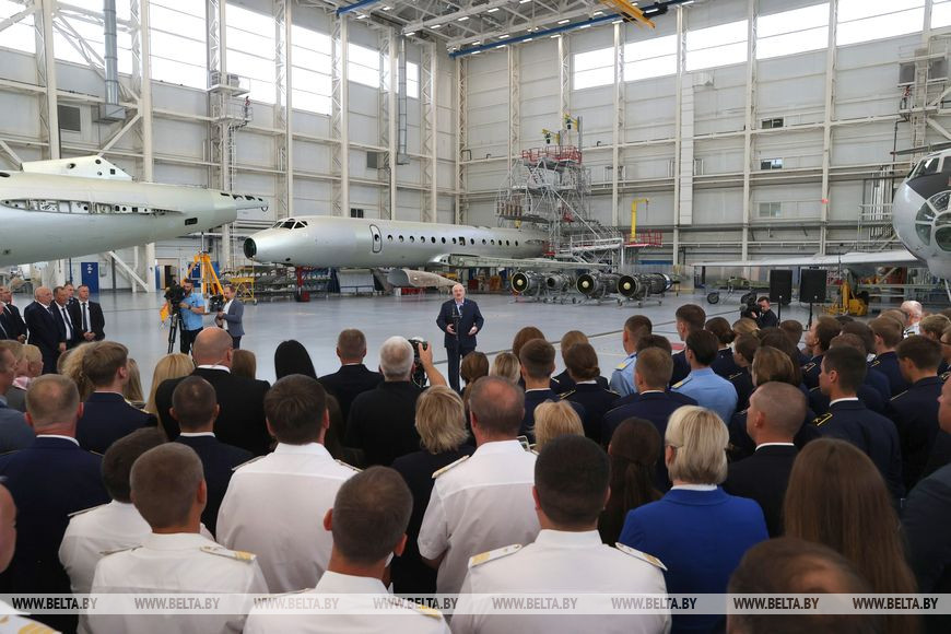 Александр Лукашенко во время общения с работниками организаций в Национальном аэропорту Минск, август 2023 года