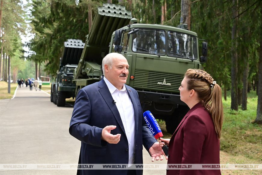 Александр Лукашенко во время интервью Александр Лукашенко во время интервью