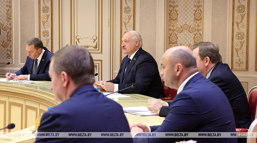 Александр Лукашенко во время встречи с губернатором Ленинградской области России Александром Дрозденко Александр Лукашенко во время встречи с губернатором Ленинградской области России Александром Дрозденко