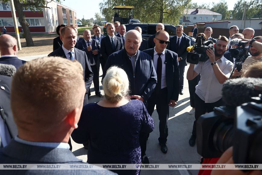 Адександр Лукашенко во время общения с жителями агрогородка Вишов Белыничского района. Адександр Лукашенко во время общения с жителями агрогородка Вишов Белыничского района.