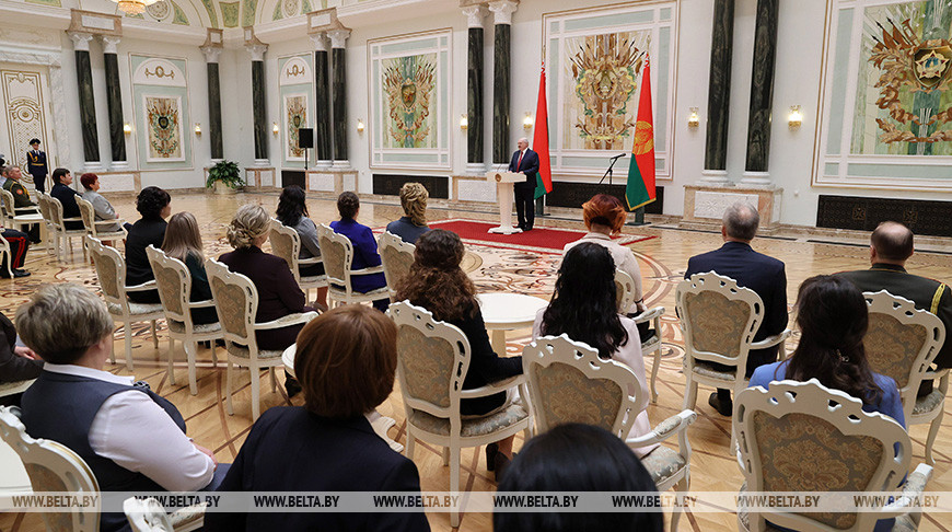 Президент Беларуси Александр Лукашенко вручил государственные награды заслуженным деятелям различных сфер, многодетным матерям, а также генеральские погоны представителям высшего офицерского состава, март 2021 года