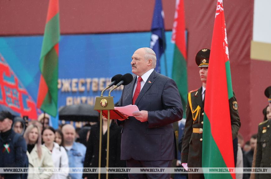 Александр Лукашенко во время торжественного ритуала чествования государственных герба и флага, май 2022 года
