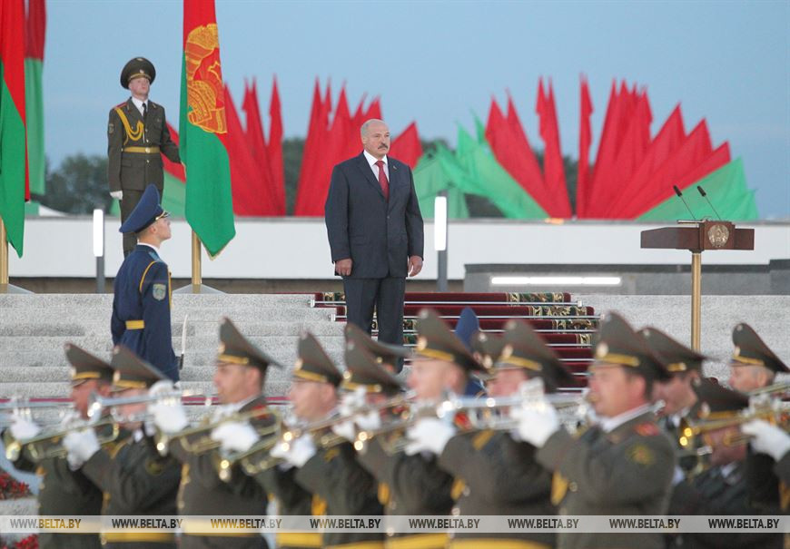 Александр Лукашенко во время церемонии открытия площади Государственного флага, июль 2013 года