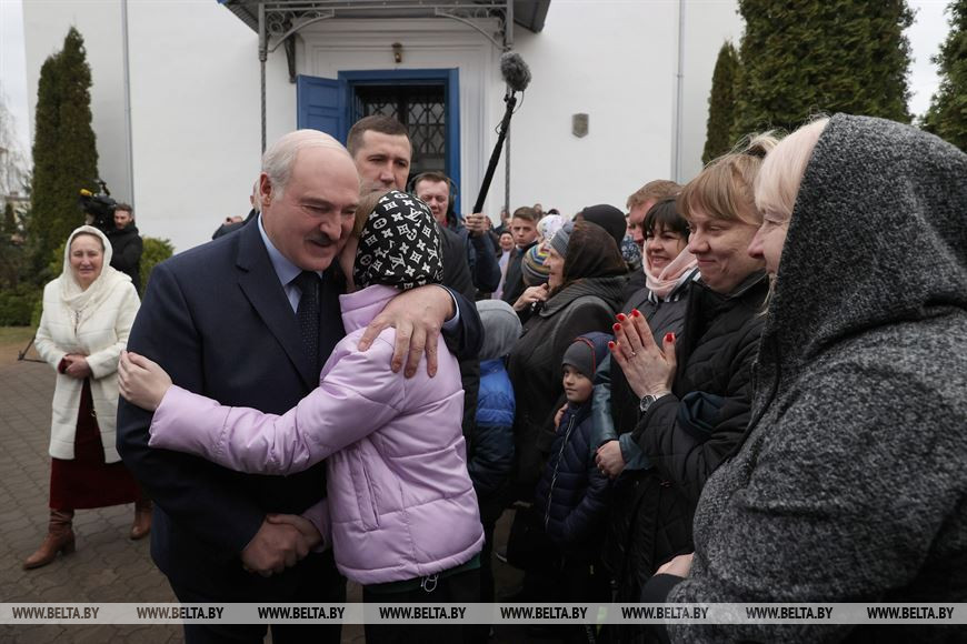 Александр Лукашенко в светлый праздник Пасхи посетил Спасо-Преображенский храм в Шклове