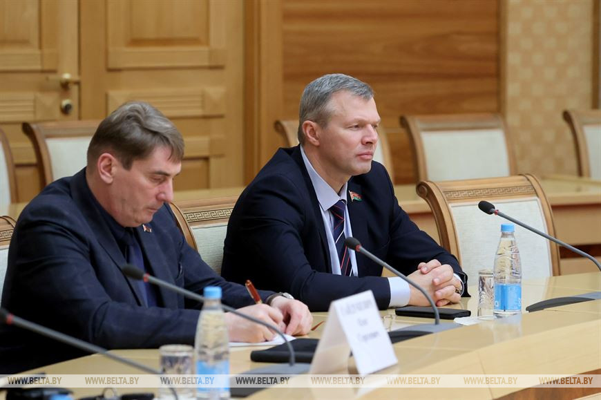 Председатель Белорусской партии "Белая Русь" Олег Романов (справа) Председатель Белорусской партии "Белая Русь" Олег Романов (справа)