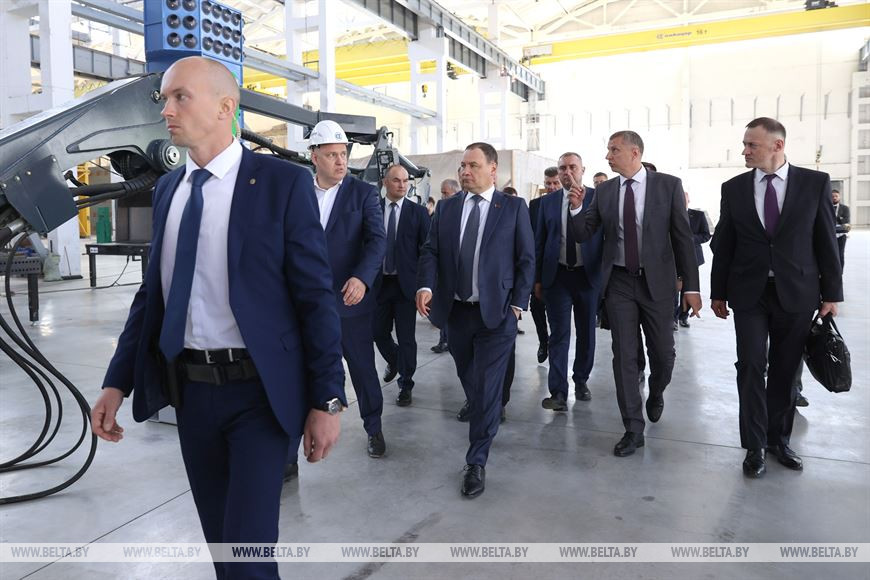 Роман Головченко во время посещения ООО "Амкодор-Онего" Роман Головченко во время посещения ООО "Амкодор-Онего"