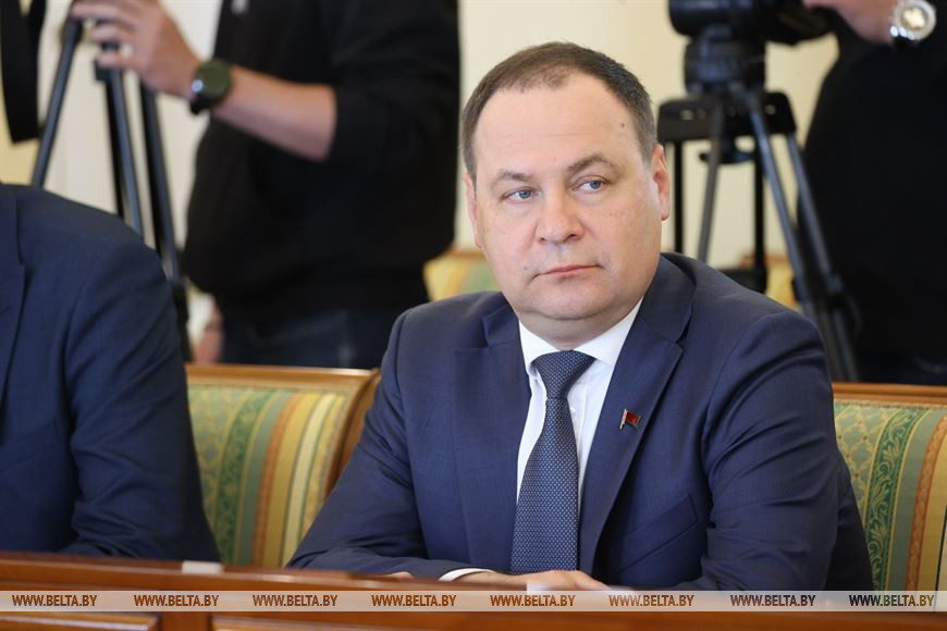 Роман Головченко во время встречи с губернатором Мурманской области Андреем Чибисом Роман Головченко во время встречи с губернатором Мурманской области Андреем Чибисом