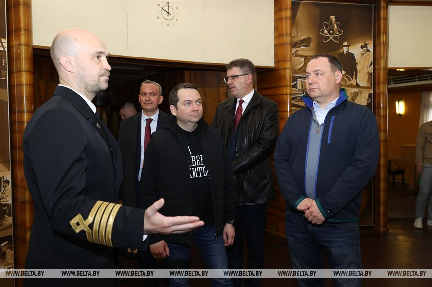 Роман Головченко во время посещения выставочного центра "Атомный ледокол "Ленин" Роман Головченко во время посещения выставочного центра "Атомный ледокол "Ленин"