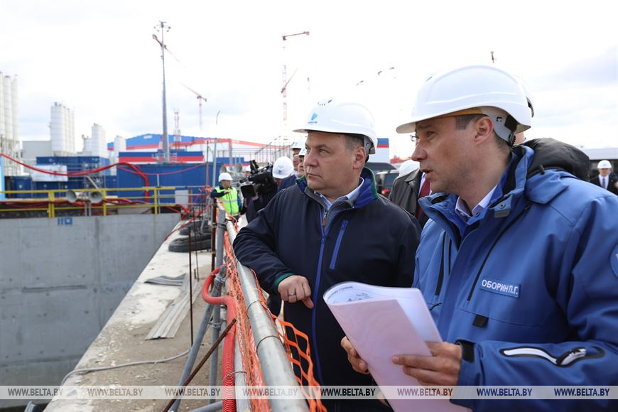 Роман Головченко во время посещения завода по серийному производству линий сжижения природного газа Роман Головченко во время посещения завода по серийному производству линий сжижения природного газа