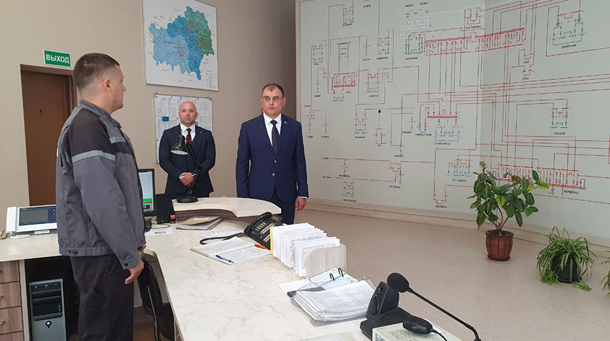Министр энергетики Виктор Каранкевич во время посещения филиала "Гомельские электрические сети" РУП "Гомельэнерго" Министр энергетики Виктор Каранкевич во время посещения филиала "Гомельские электрические сети" РУП "Гомельэнерго"
