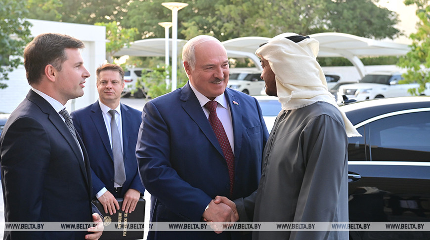 2 февраля Президент Беларуси Александр Лукашенко провел встречу с Президентом ОАЭ шейхом Мухаммедом Бен Заидом аль-Нахайяном. Встреча лидеров Беларуси и ОАЭ проходила во Дворце Аль-Шати - резиденции руководителя Объединенных Арабских Эмиратов 2 февраля Президент Беларуси Александр Лукашенко провел встречу с Президентом ОАЭ шейхом Мухаммедом Бен Заидом аль-Нахайяном. Встреча лидеров Беларуси и ОАЭ проходила во Дворце Аль-Шати - резиденции руководителя Объединенных Арабских Эмиратов