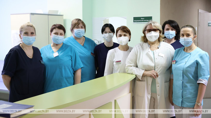 Медперсонал терапевтического отделения всегда готов помочь своим пациентам 60+