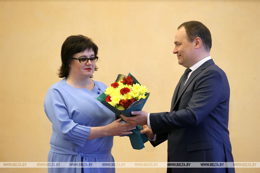 Премьер-министр Роман Головченко вручает медаль "За трудовые заслуги" руководителю отделения № 413/4087 отдела продажи розничных банковских продуктов и услуг центра банковских услуг №413 ОАО "АСБ Беларусбанк" (г.Лида) Светлане Косатиковой Премьер-министр Роман Головченко вручает медаль "За трудовые заслуги" руководителю отделения № 413/4087 отдела продажи розничных банковских продуктов и услуг центра банковских услуг №413 ОАО "АСБ Беларусбанк" (г.Лида) Светлане Косатиковой