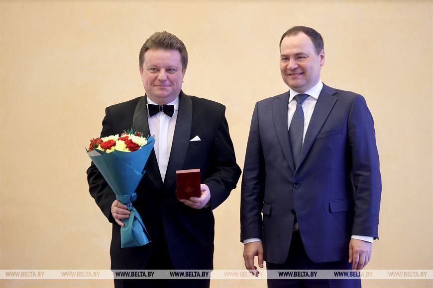 Премьер-министр Роман Головченко вручает медаль "Франциска Скорины" артисту-вокалисту, ведущему мастеру сцены учреждения "Заслуженный коллектив Республики Беларусь "Белорусский государственный академический музыкальный театр" Александру Осипцу Премьер-министр Роман Головченко вручает медаль "Франциска Скорины" артисту-вокалисту, ведущему мастеру сцены учреждения "Заслуженный коллектив Республики Беларусь "Белорусский государственный академический музыкальный театр" Александру Осипцу