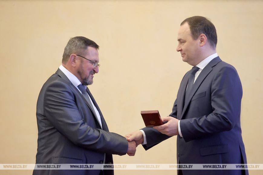 Премьер-министр Роман Головченко вручает медаль "За трудовые заслуги" газорезчику сборочно-сварочного производства завода "Ударник" ОАО "Амкодор" - управляющая компания холдинга" Григорию Городовичу Премьер-министр Роман Головченко вручает медаль "За трудовые заслуги" газорезчику сборочно-сварочного производства завода "Ударник" ОАО "Амкодор" - управляющая компания холдинга" Григорию Городовичу