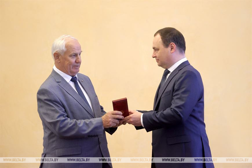 Премьер-министр Роман Головченко вручает медаль "За трудовые заслуги" советнику генерального директора ОАО "АМКОДОР" - управляющая компания холдинга" Николаю Мошкарову Премьер-министр Роман Головченко вручает медаль "За трудовые заслуги" советнику генерального директора ОАО "АМКОДОР" - управляющая компания холдинга" Николаю Мошкарову