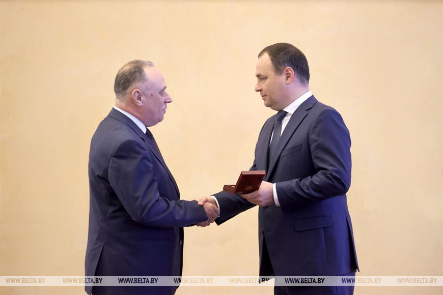 Премьер-министр Роман Головченко вручает медаль "За трудовые заслуги" начальнику Витебского областного управления № 200 ОАО "АСБ Беларусбанк" Александру Лопаткину Премьер-министр Роман Головченко вручает медаль "За трудовые заслуги" начальнику Витебского областного управления № 200 ОАО "АСБ Беларусбанк" Александру Лопаткину