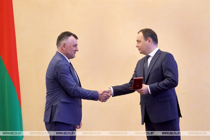 Премьер-министр Роман Головченко вручает медаль "За трудовые заслуги" начальнику главного финансового управления Миноблисполкома Николаю Куховцу Премьер-министр Роман Головченко вручает медаль "За трудовые заслуги" начальнику главного финансового управления Миноблисполкома Николаю Куховцу