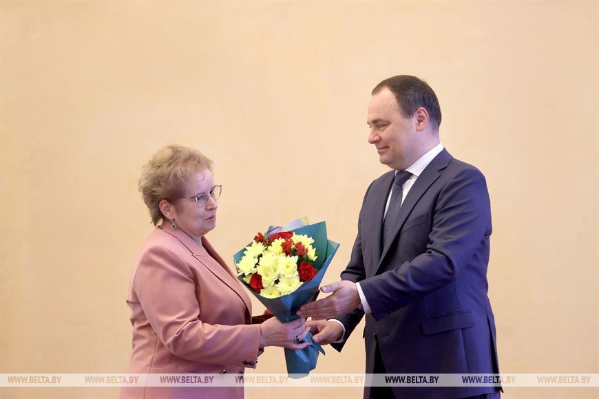 Премьер-министр Роман Головченко вручает медаль "За трудовые заслуги" ведущему ревизору 1-й группы контроля закупок 5-го отдела контроля строительства и закупок контрольного управления главной военной инспекции Вооруженных Сил Людмиле Василец Премьер-министр Роман Головченко вручает медаль "За трудовые заслуги" ведущему ревизору 1-й группы контроля закупок 5-го отдела контроля строительства и закупок контрольного управления главной военной инспекции Вооруженных Сил Людмиле Василец