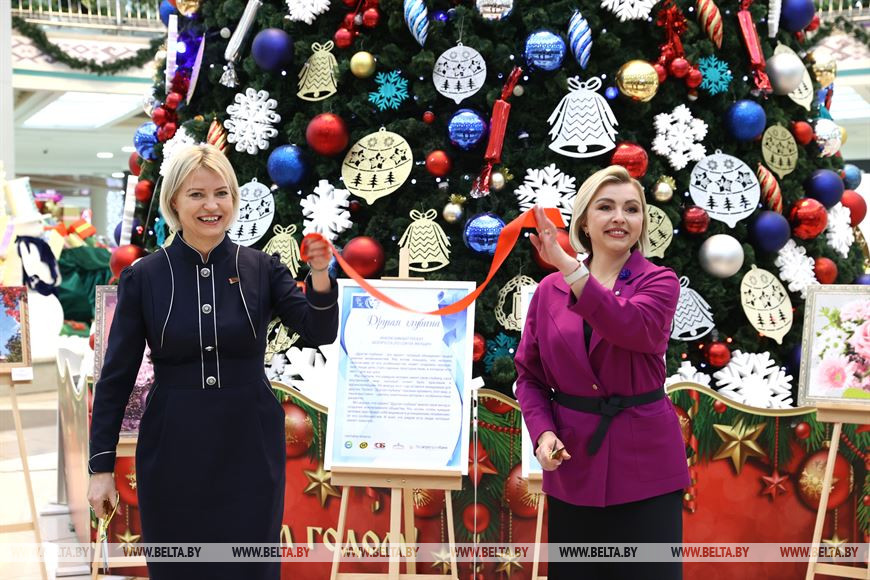 Заместитель министра труда и социальной Марина Артеменко и председатель Белорусского союза женщин Ольга Шпилевская во время открытия выставки