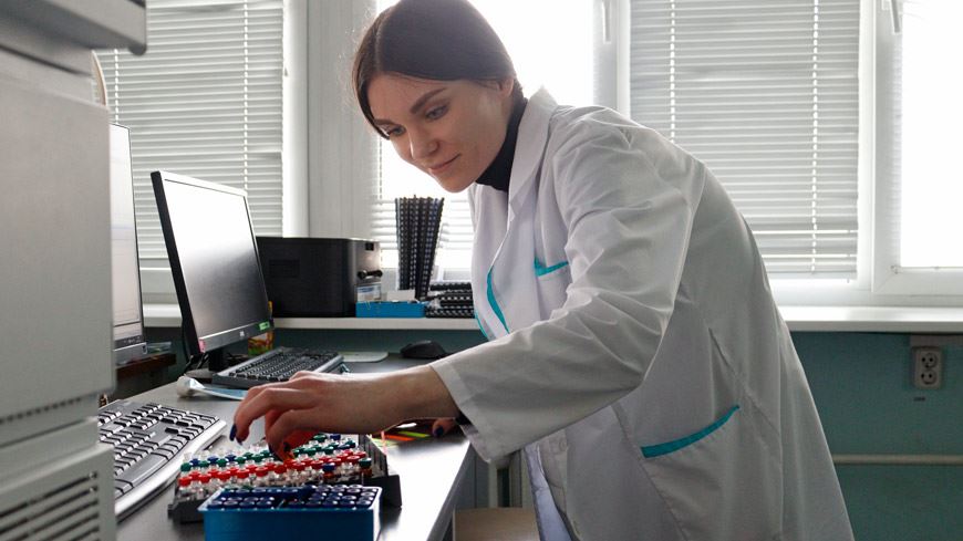Инженер-химик лаборатории хроматологических исследований Виктория Гончарова проводит анализ образца продукции