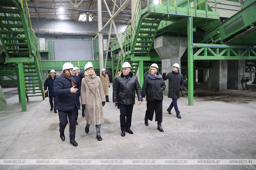 Делегация Российской Федерации под руководством заместителя председателя правительства Виктории Абрамченко во время посещения мусороперерабатывающего сортировочного завода КУП "Экорес"