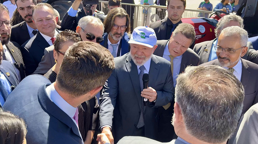 Лула да Силва (в центре) Лула да Силва (в центре)