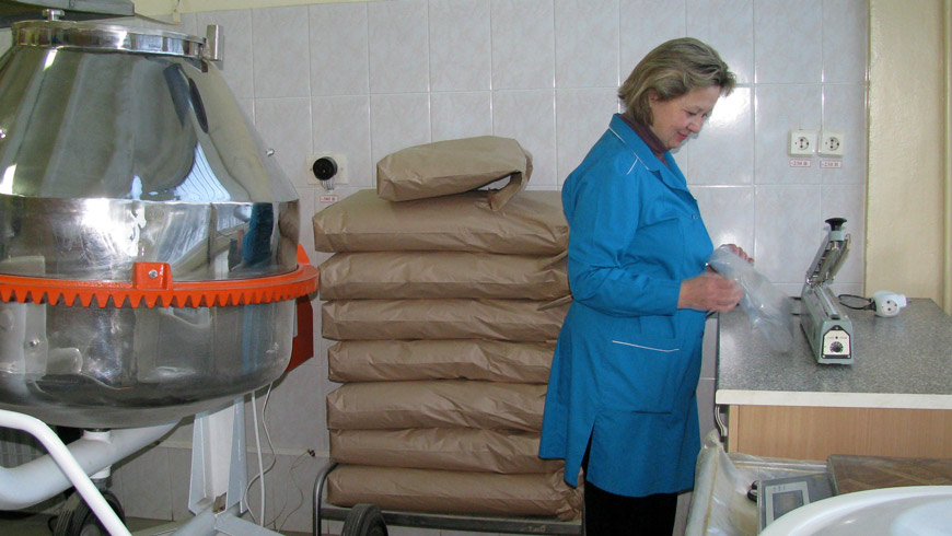 Завершающая стадия: упаковка в 25-килограммовые крафт-мешки Завершающая стадия: упаковка в 25-килограммовые крафт-мешки