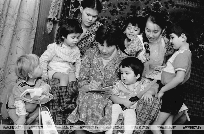 Многодетная семья Викторовых, в которой, кроме своих троих детей, воспитываются пять детей разных национальностей, г.Речица, 1989 год