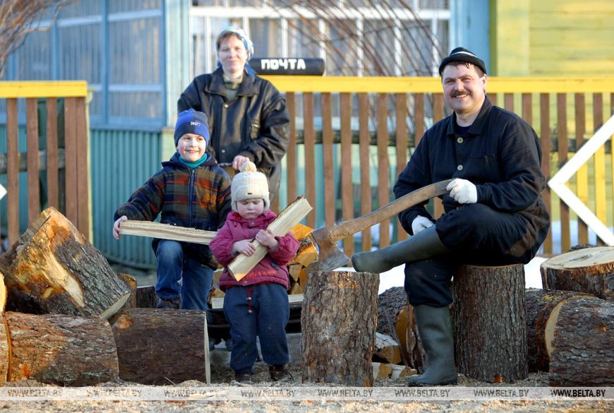 В семье Логвиновых заготовкой дров на зиму занимаются все, в меру своих возможностей, г.Ельск, 2005 год