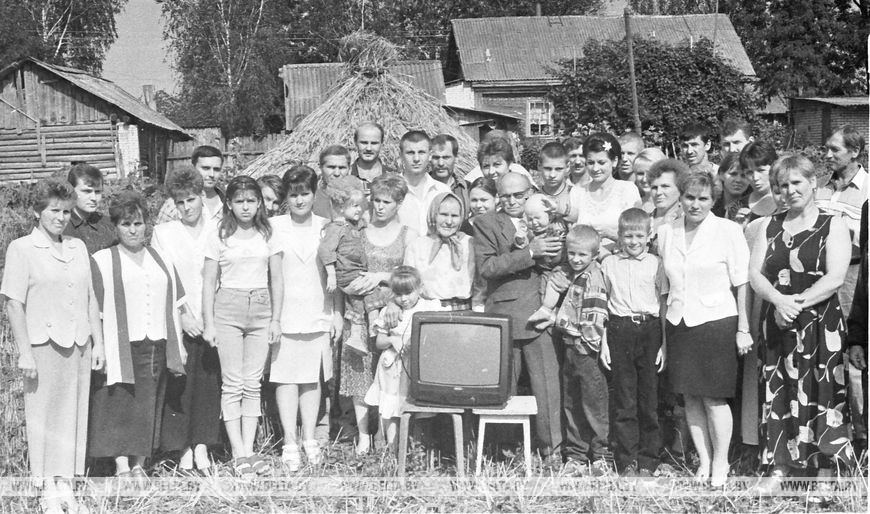 Цветной телевизор "Витязь" получили пенсионеры Шабловские в день своей золотой свадьбы. Большая семья Шабловских, Кричевский район, 2000 год