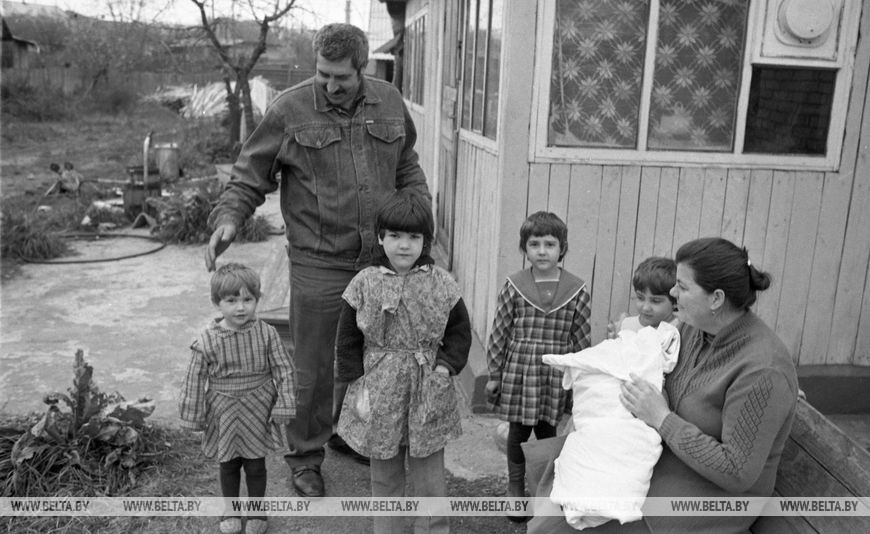 Семья Николая Ивановича Постомока, г.Наровля, 1989 год