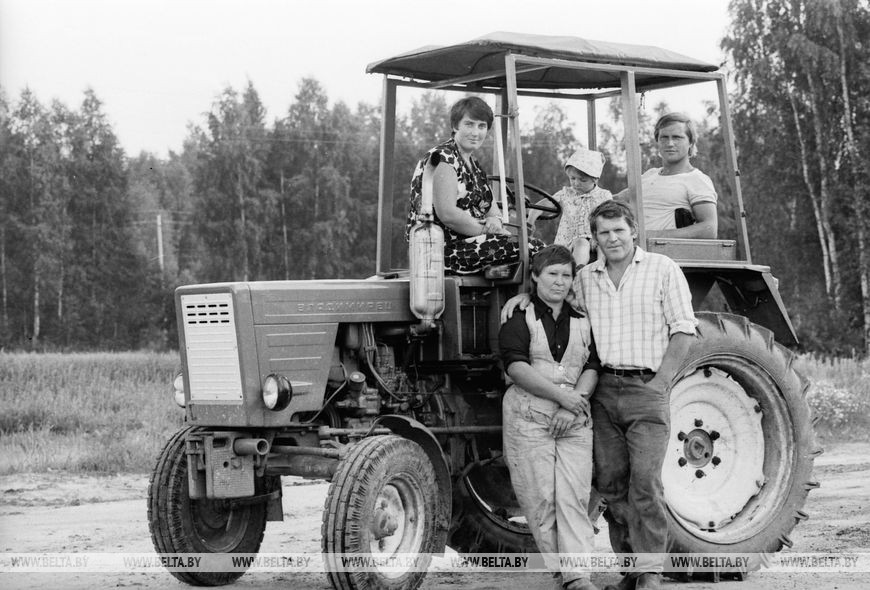 Компаньоны-арендаторы семьи Костенко и Стешкины, Климовичский совхоз-техникум, 1988 год