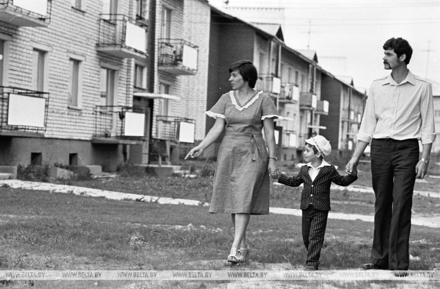Виктор и Софья Зуевские вместе с сыном Димой приехали из Минска в совхоз "Красногвардейский Пуховичского района". В числе сорока других молодых семей они получили в поселке Дубровка благоустроенную квартиру, 1983 год