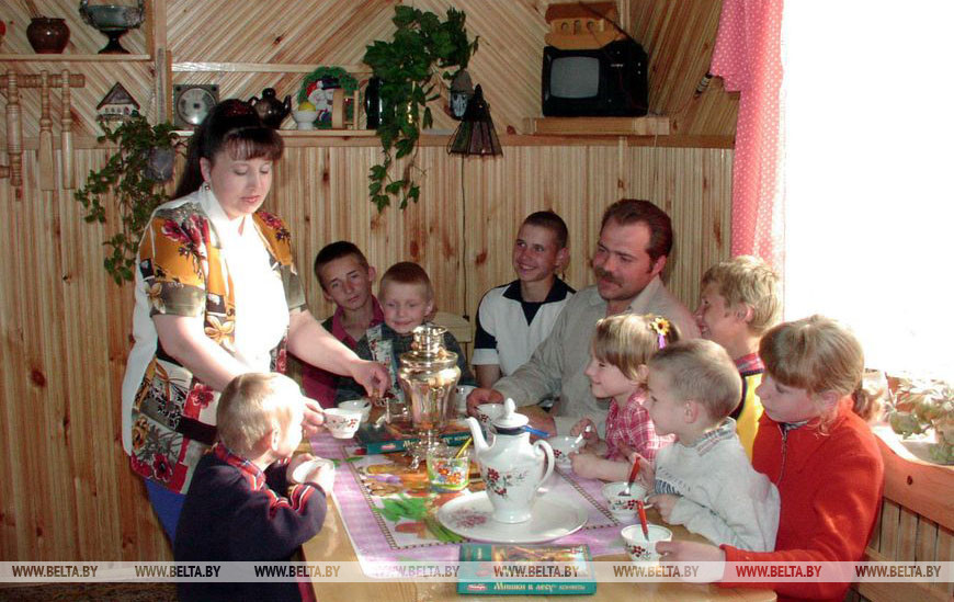 Чаепитие в большой семье Диваков, Витебский район, 2003 год