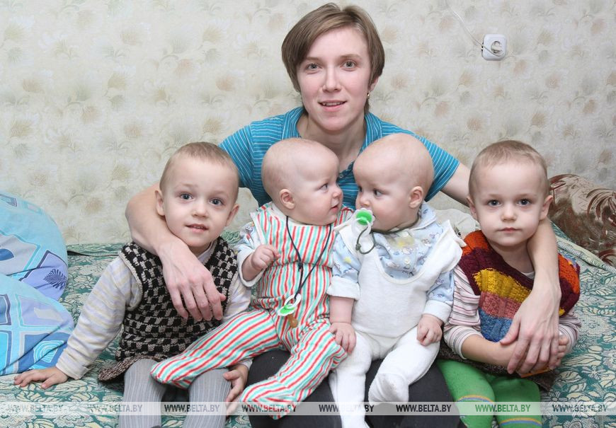 Многодетная мама Валентина Генюш с детьми, Гродненский район, 2008 год