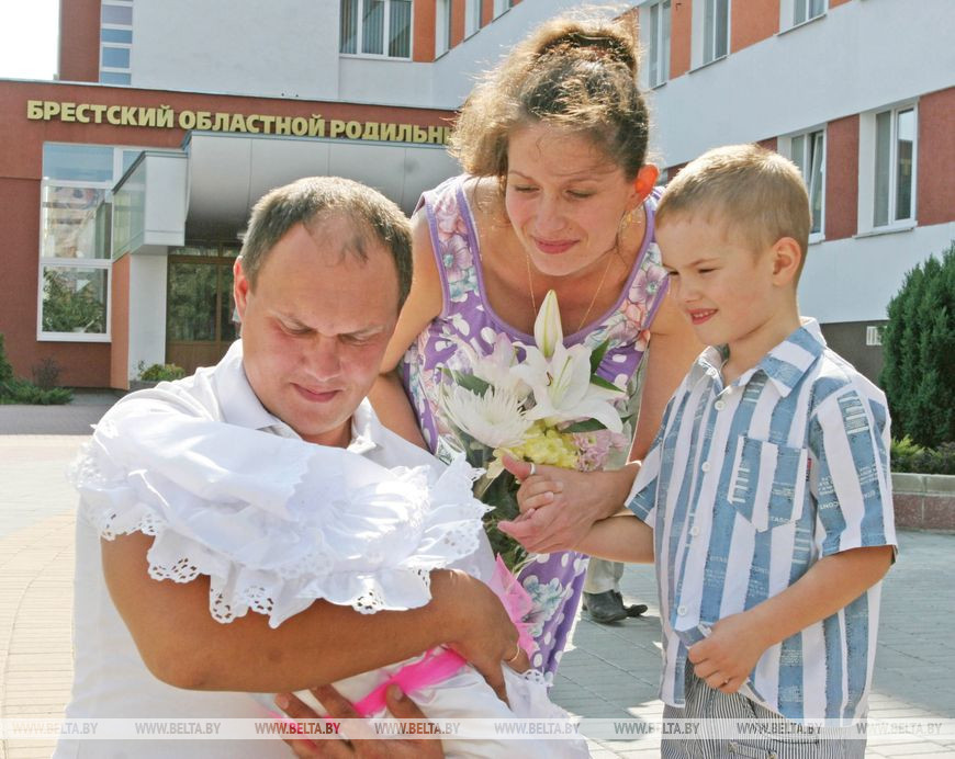 Брестская область лидирует по рождаемости в стране. Семья Ольги и Игоря Завадских в Брестском областном родильном доме, 2009 год