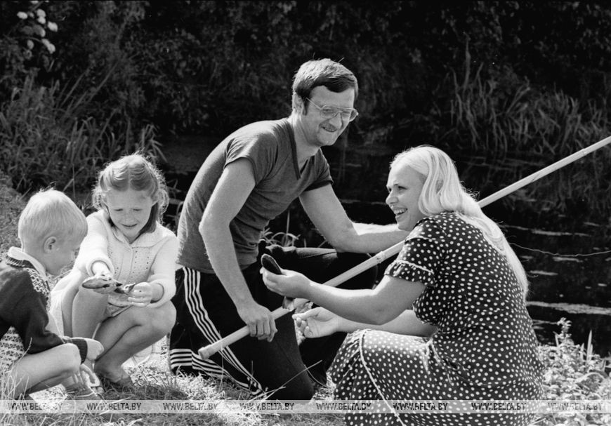 Семья Жуковских на рыбалке, Червенский район, 1983 год