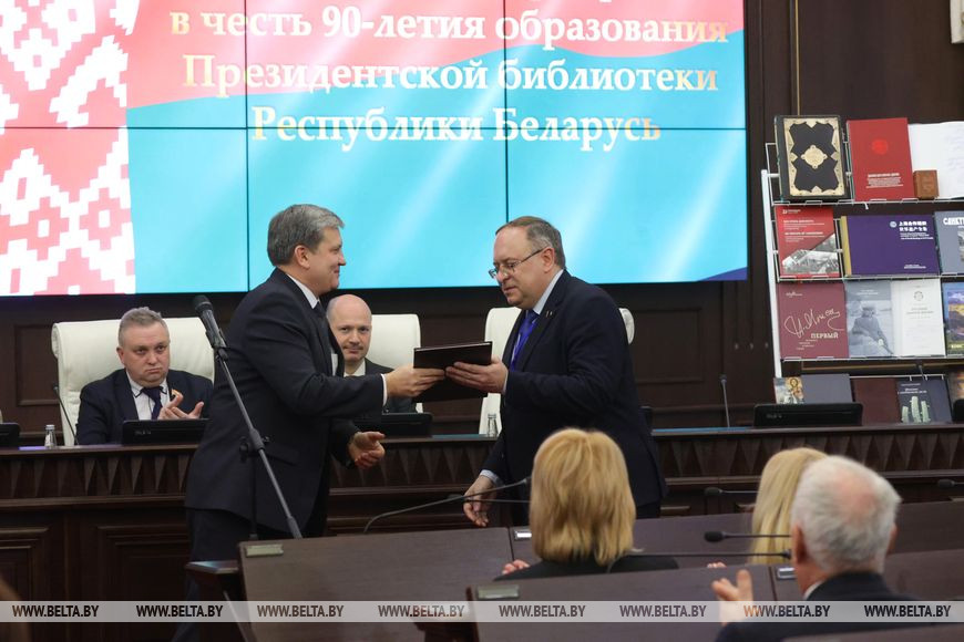 Заместитель главы Администрации Президента Игорь Луцкий и директор Президентской библиотеки Беларуси Сергей Квачан Заместитель главы Администрации Президента Игорь Луцкий и директор Президентской библиотеки Беларуси Сергей Квачан