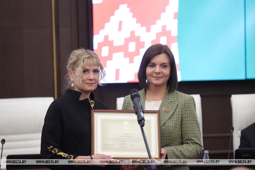 Председатель Постоянной комиссии по образованию, науке, культуре и социальному развитию Совета Республики Ирина Старовойтова во время награждения Председатель Постоянной комиссии по образованию, науке, культуре и социальному развитию Совета Республики Ирина Старовойтова во время награждения