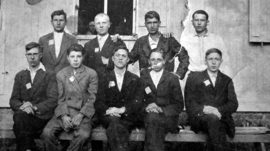 Группа советских подневольных рабочих у барака в лагере в Шварце