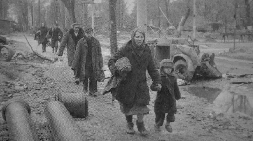 Освобожденные подневольные рабочие из СССР идут по улице южной части Берлина