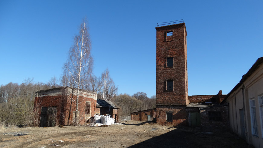 На территории бывшего льнозавода сохранилось здание из красного кирпича, о котором вспоминали выжившие узники.