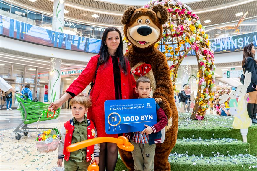 Братья-соавторы пришли получать заслуженный приз с мамой Татьяной Братья-соавторы пришли получать заслуженный приз с мамой Татьяной