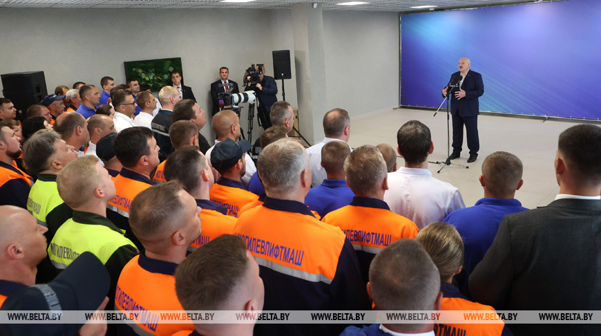 Александр Лукашенко во время общения с работниками предприятия "Могилевлифтмаш"