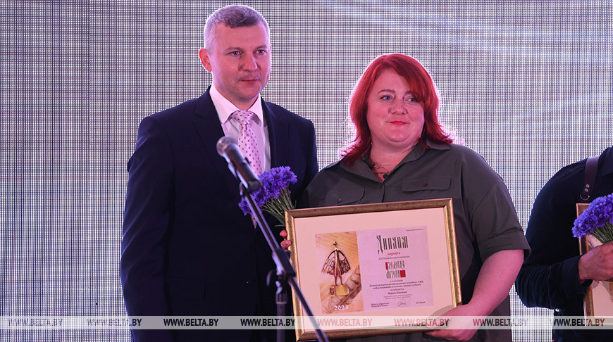 Во время награждения Марины Мануйлик