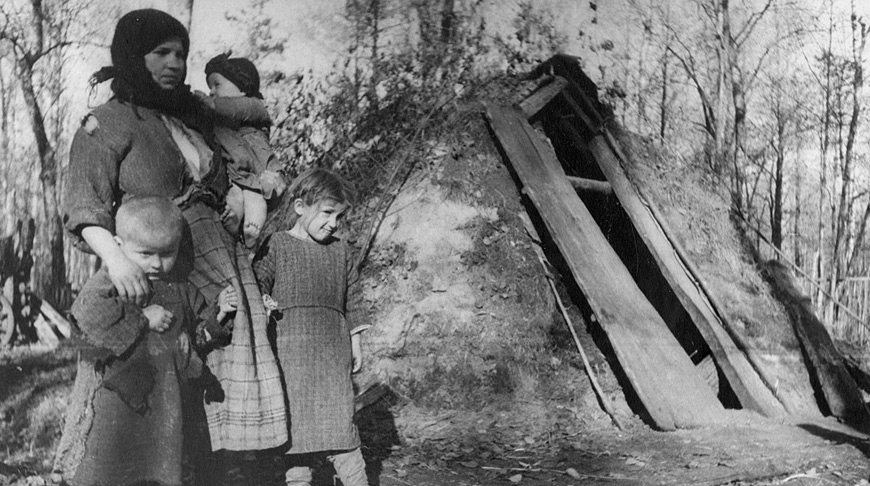 Белорусская крестьянка с детьми у входа в свою землянку Белорусская крестьянка с детьми у входа в свою землянку