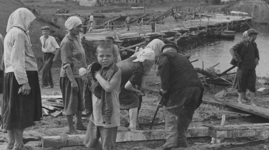 Жители оккупированной советской деревни, мобилизованные немцами на ремонт моста Жители оккупированной советской деревни, мобилизованные немцами на ремонт моста