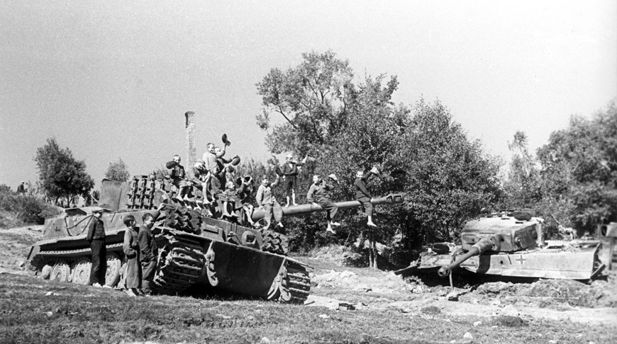 Белорусские дети у подбитых немецких танков Белорусские дети у подбитых немецких танков