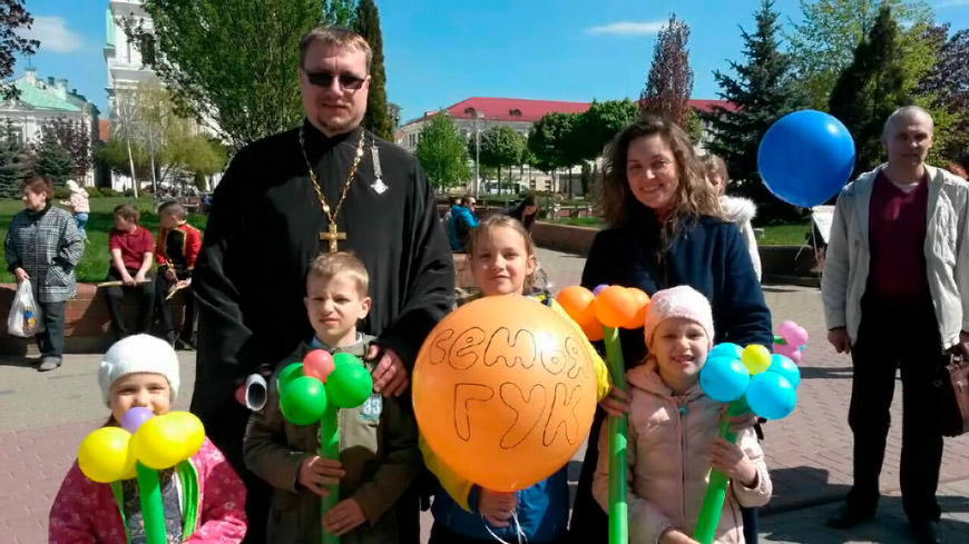 Клирик Кафедрального собора Гродно отец Александр Гук с семьей Клирик Кафедрального собора Гродно отец Александр Гук с семьей